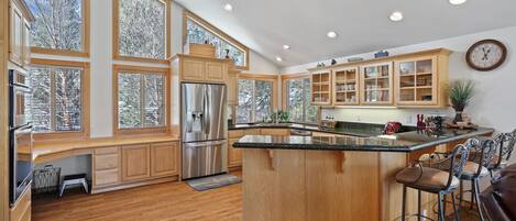 冷蔵庫、電子レンジ、オーブン、コンロ