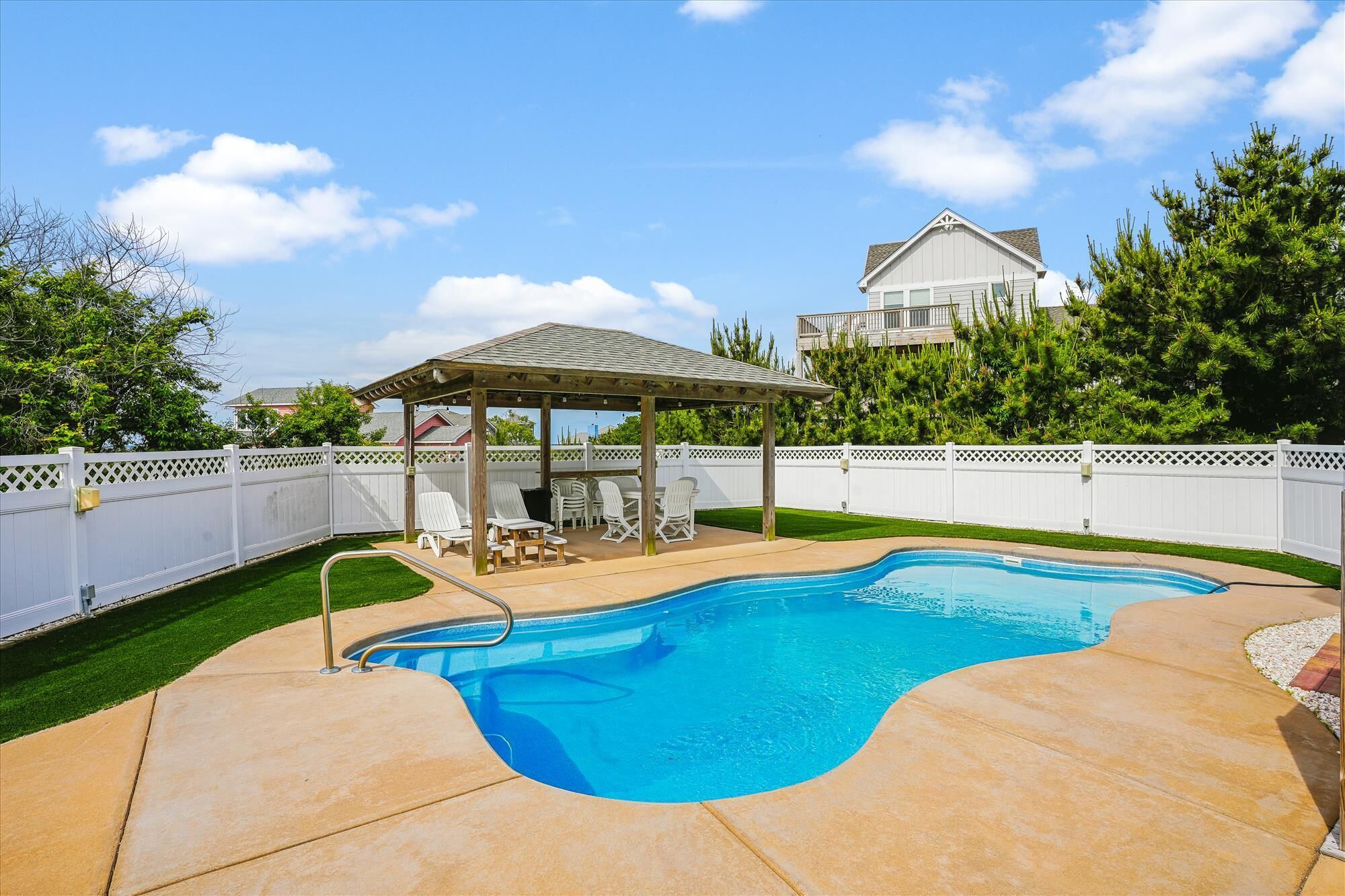 360 degree views of  ocean and sound. Private Salt Water Heated pool with cabana, hot tub, gameroom!