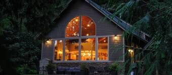 Lakefront Estate-dock, boat, yard, privacy, hot tub, hike Mt Baker