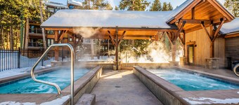 Spacious Retreat + Loft. Gas Fireplace Modern Style. 5-Min Walk to Town! CH05