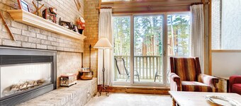 Spacious Retreat + Loft. Gas Fireplace Modern Style. 5-Min Walk to Town! CH05