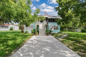 Unclassified image, 3 of 31, button - Cozy, rustic home on Sullivan's Island near beach; great screen porch! (Sullivan's Island)