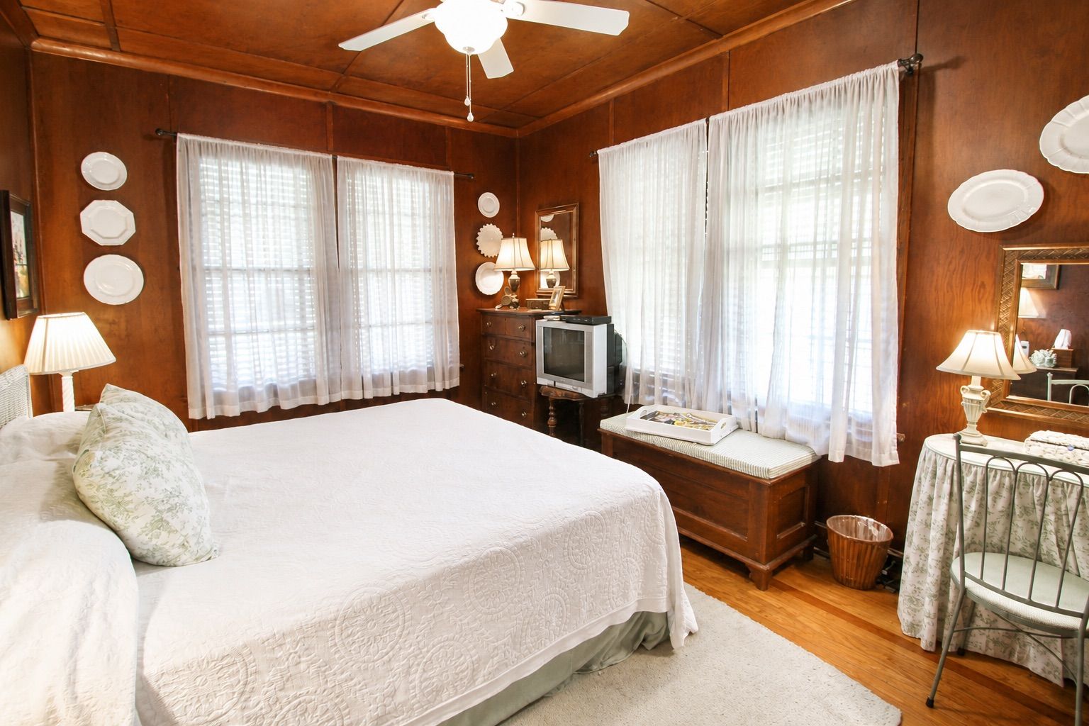 5 bedrooms, iron/ironing board, free WiFi, bed sheets