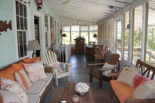 Cozy, rustic home on Sullivan's Island near beach; great screen porch!