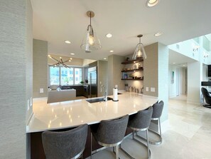 冰箱、微波炉、烤箱、炉灶