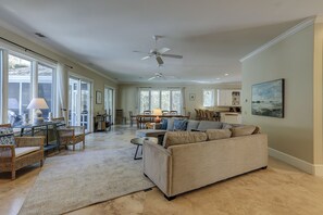 Smart TV, chimenea y tenis de mesa 