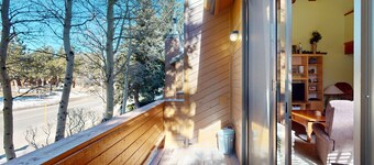 Mysigt, familjevÀnligt stadsbostad med utsikt över bergen, delad sÀsongspool och bubbelpool