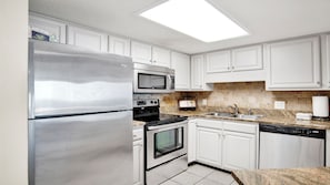 Refrigerador, microondas, horno, placa de cocina