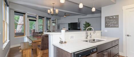 Réfrigérateur, four à micro-ondes, un four, surface de cuisson