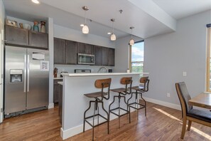 雪櫃、微波爐、焗爐、爐具