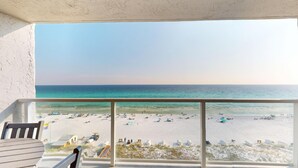 Un balcón con vista a la playa.
