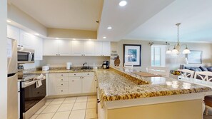 ثلاجة، ميكروويف، فرن، موقد طهي مسطح