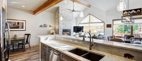 Kylskåp, mikrovågsugn, ugn och spishäll