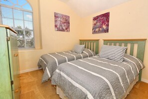 5 bedrooms, iron/ironing board, WiFi, bed sheets