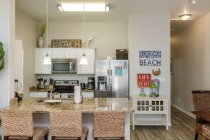 冷蔵庫、電子レンジ、オーブン、コンロ