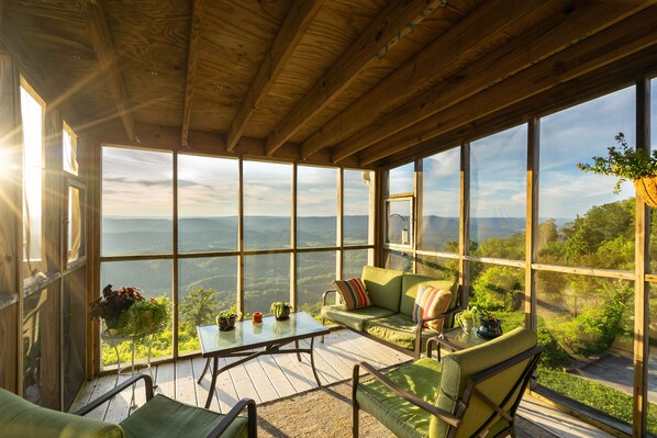 Interior - Lookout Mountain Brow Home. Large Sunset Deck, Covered Hot Tub, Screened Porch. (Lookout Mountain)