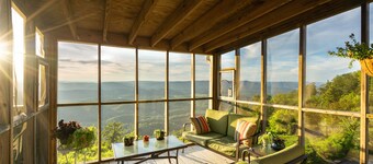 Lookout Mountain Brow Home. Large Sunset Deck, Covered Hot Tub, Screened Porch.