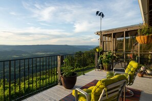 Terrace/patio - Lookout Mountain Brow Home. Large Sunset Deck, Covered Hot Tub, Screened Porch. (Lookout Mountain)