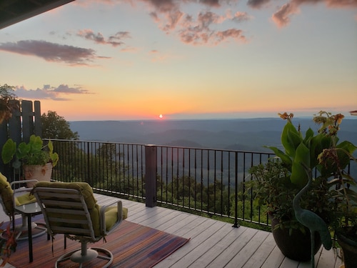 Lookout Mountain Brow Home. Large Sunset Deck, Covered Hot Tub, Screened Porch.