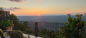 Lookout Mountain Brow Home. Large Sunset Deck, Covered Hot Tub, Screened Porch.