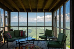 Interior - Lookout Mountain Brow Home. Large Sunset Deck, Covered Hot Tub, Screened Porch. (Lookout Mountain)