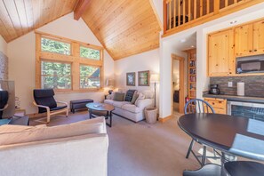 Smart TV, chimenea, reproductor de DVD, libros