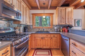 Fridge, microwave, oven, stovetop - Spacious 3-bedroom with 1br Guest house, fenced yard, perfect for family getaways (Carnelian Bay)