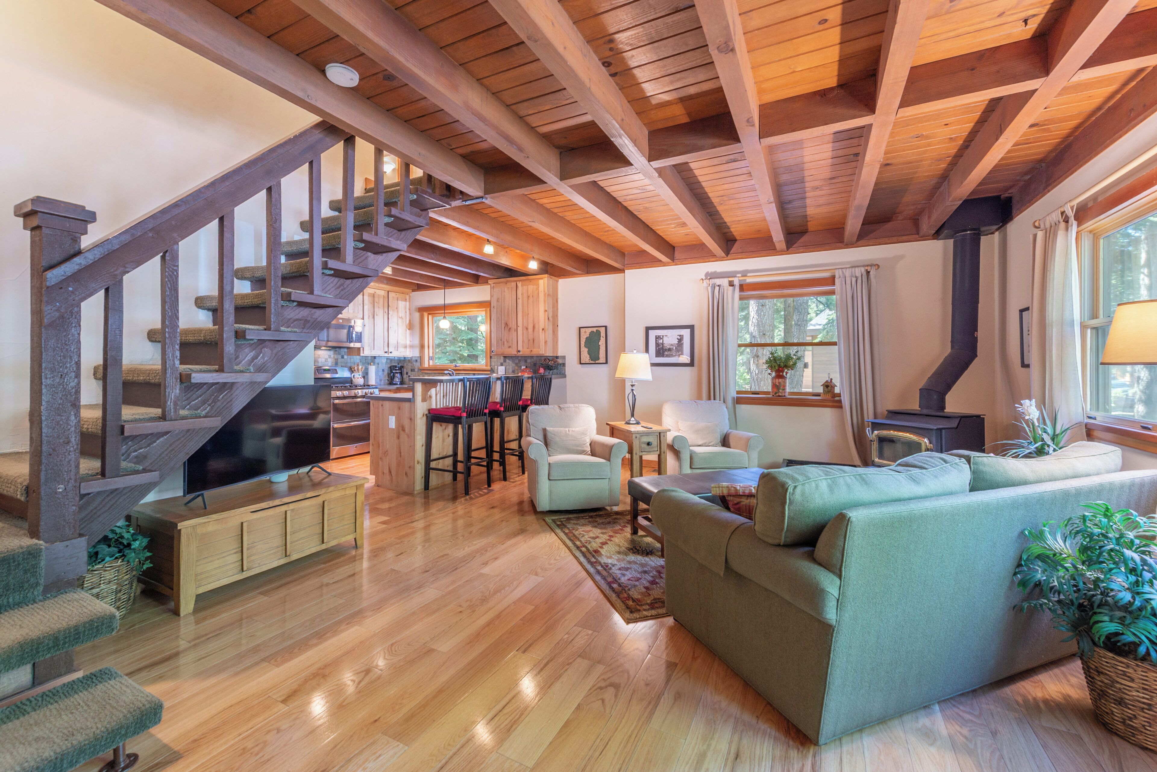 Smart-TV, peis, DVD-spiller og bøker