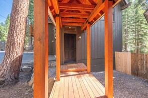 Terrace/patio - Spacious 3-bedroom with 1br Guest house, fenced yard, perfect for family getaways (Carnelian Bay)