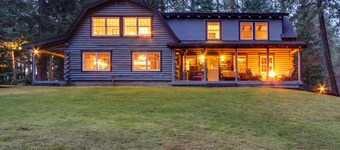 Upscale Riverfront Lodge with Firepits & Game Room - Close to Mt. Adams