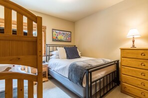 4 bedrooms, iron/ironing board, free WiFi, bed sheets
