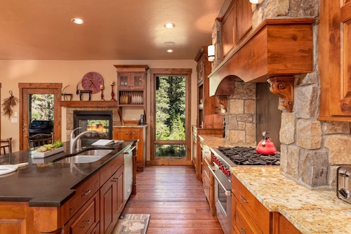 Base Camp 480 | Mountain Townhome | On The Slopes | Private Hot Tub