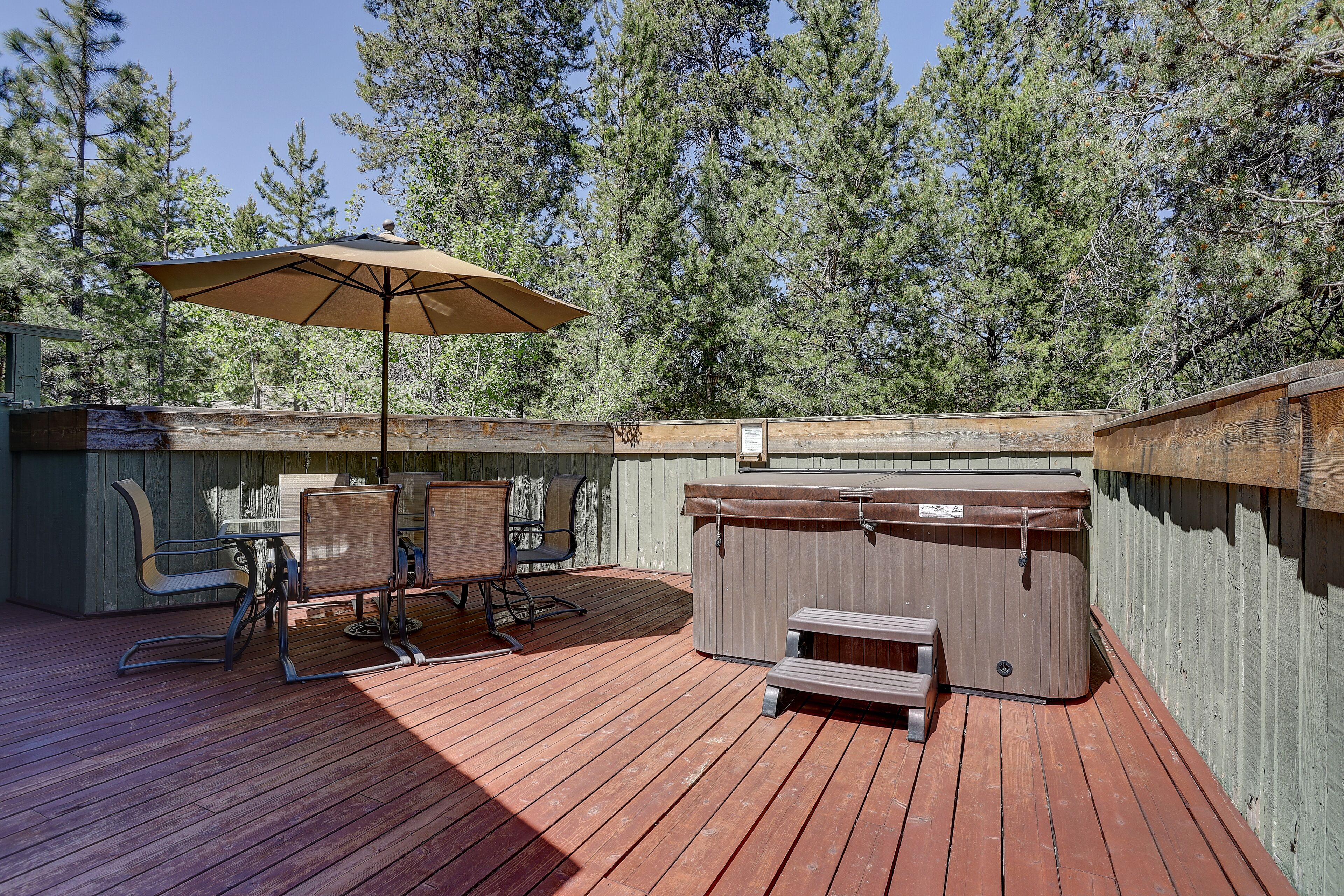 Cabin in the Woods! Updated, Family Adventure, Hot Tub ,SHARC Passes, Wood Fireplace