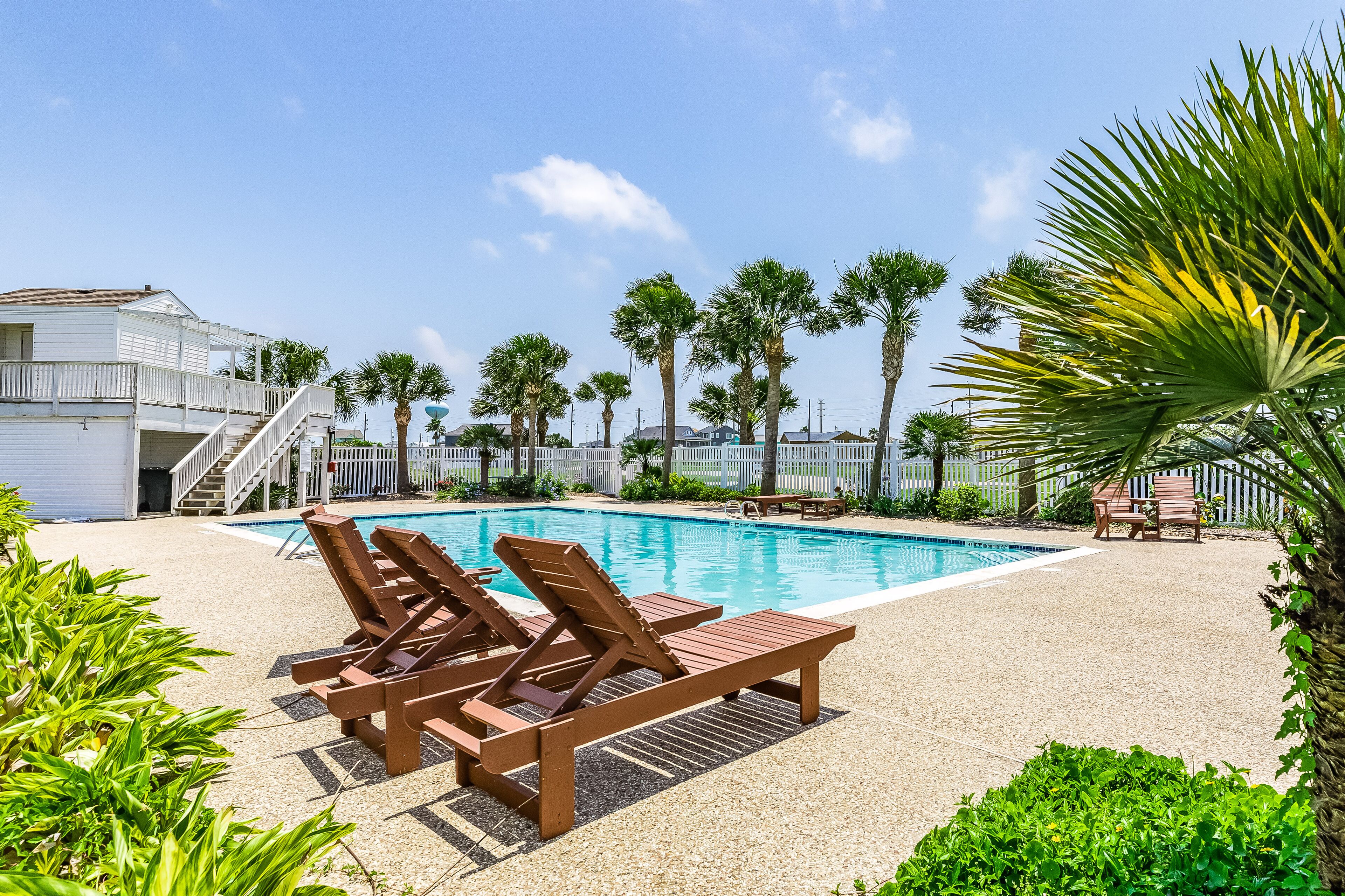 Large Family Retreat with Gulf Views, Beach Access, Shared Pool - Small Dogs OK