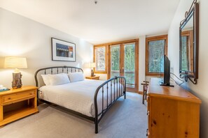 3 bedrooms, iron/ironing board, Internet, bed sheets - True Ski-In/Ski-Out w/ Two Balconies & Just a Short Walk to Shops and Dining (Keystone)