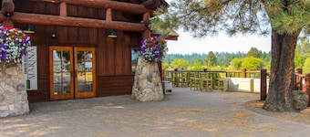 Newly renovated home with private hot tub, deck, & SHARC passes