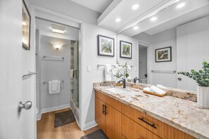 Badewanne, Haartrockner, Handtücher