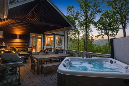 Vista View Lodge | 7BR Group Retreat + Hot Tub, Views & Biltmore Pass