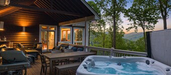 Vista View Lodge | 7BR Group Retreat + Hot Tub, Views & Biltmore Pass