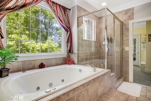 Dusche, Whirlpool, Haartrockner, Handtücher