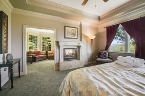 7 bedrooms, desk, iron/ironing board, travel cot