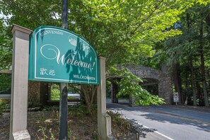 Property grounds - Fernledge | Peaceful & Pet-friendly 5BR Mountain Cottage (Montreat)