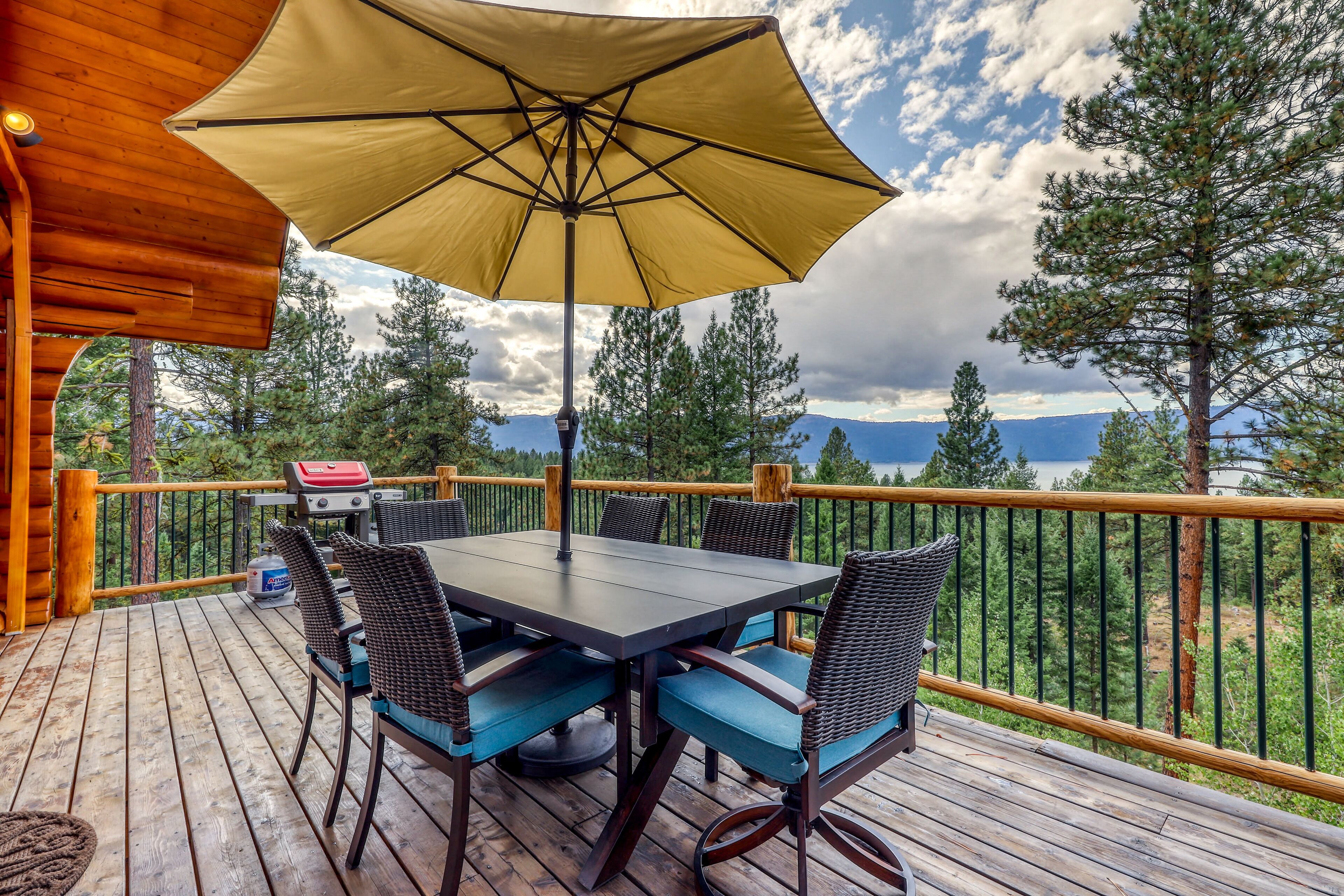 Dog-Friendly Lake-View Cabin with Deck, Firepit & Pool Table