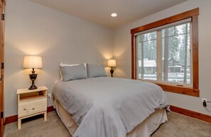 4 bedrooms, iron/ironing board, free WiFi, bed sheets - Walk to Golf and The Spa | Free WiFi | Private Hot Tub and Gas Fire Pit (Cle Elum)