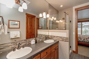 Shower, towels, soap, shampoo - Walk to Golf and The Spa | Free WiFi | Private Hot Tub and Gas Fire Pit (Cle Elum)