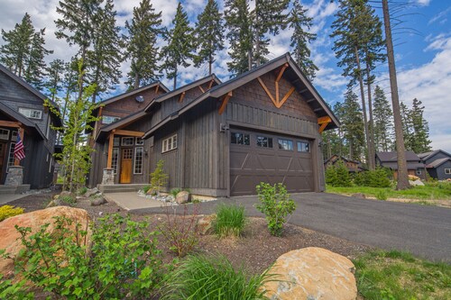 Walk to Golf and The Spa | Free WiFi | Private Hot Tub and Gas Fire Pit