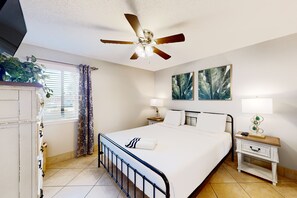 1 bedroom, iron/ironing board, internet, bed sheets - Condo close to the beach with pools, dock & tennis - snowbird-friendly (Panama City Beach)