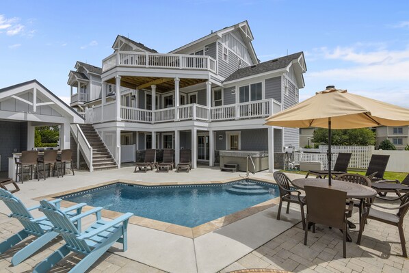 A heated pool - Sandy Toes & Salty Kisses: 8 King Master Suites, Family Reunions (Corolla)