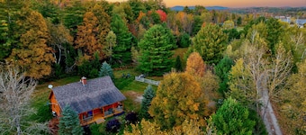 Aspen's Run: 3 br log cabin, wood stove, deck, firepit, window a/c