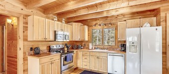 Aspen's Run: 3 br log cabin, wood stove, deck, firepit, window a/c